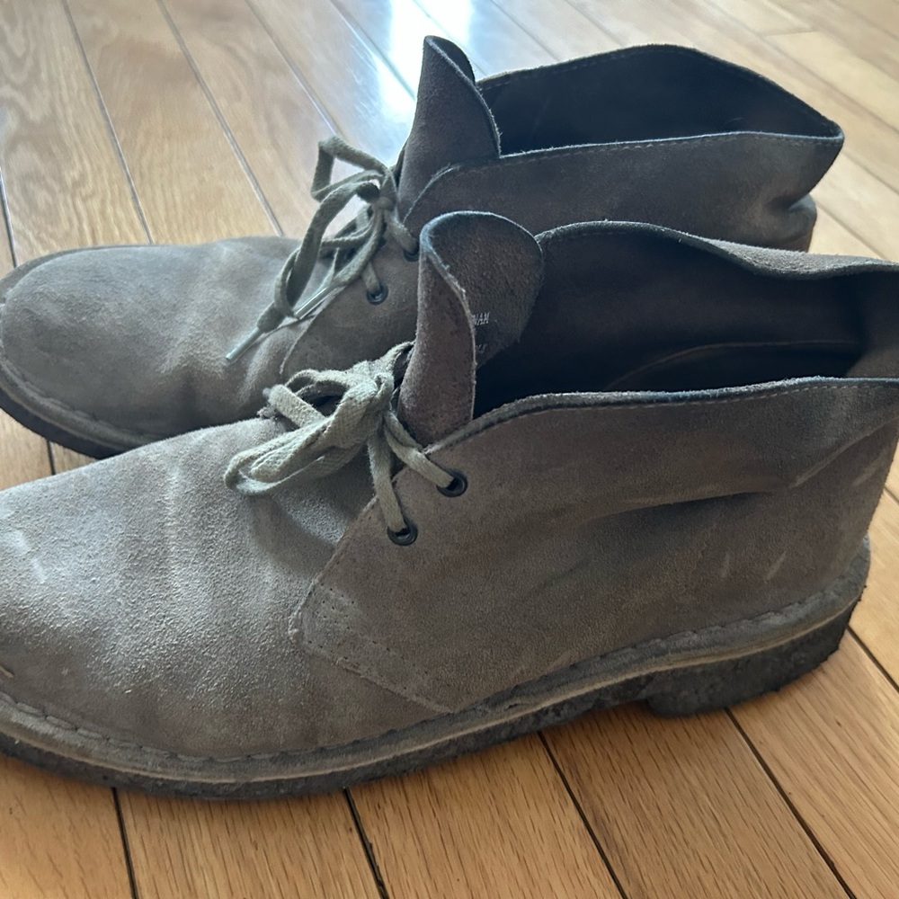 In fair Preloved condition Clark’s Men's light Brown Suede Chukka Boots in SZ 9!